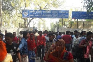 印度新德里東南部地區一裝載有化學液體的集裝箱發生洩漏的現場（圖源：Hindustan Times）