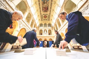 法國里昂的一個投票站，民眾進行投票。（圖源：互聯網）