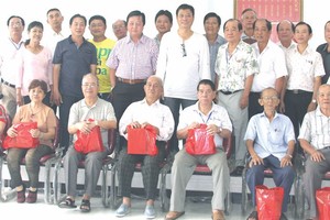 梁氏宗祠理監事會與70歲以上的長者合照。