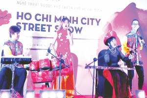 組委會在記者會上介紹將在街道藝術秀表演的節目之一。