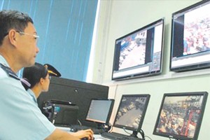 通過監控系統檢查進出口貨品。（資料圖：互聯網）