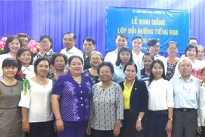 華語免費培訓班師生合影。