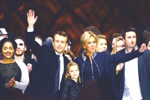 馬克龍（左二）在慶祝勝選集會上向支持者致意。（資料圖來源：互聯網）