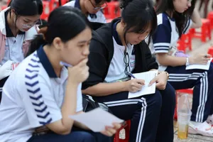 Thí sinh tìm hiểu thông tin trước kỳ thi lớp 10 năm 2025 ở TPHCM 
