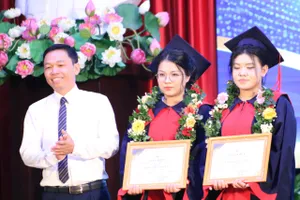 Xúc động lời thầy hiệu trưởng dặn dò tân cử nhân: “Đừng quá bận tâm mình sẽ bắt đầu ở vị trí nào”