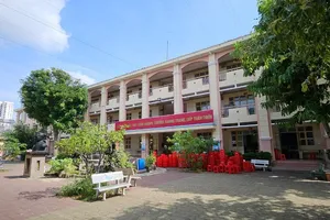 Triều cường dâng cao, một trường học ở TPHCM cho học sinh về sớm