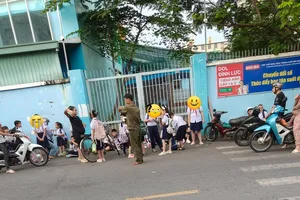 Phụ huynh phản ánh hình ảnh nhiều học sinh phải ngồi ngoài đường vì đi học sớm, trường chưa mở cổng