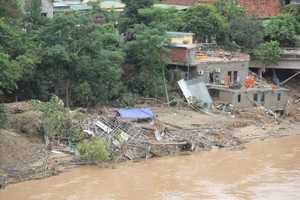 在乂安多栋房屋遭洪水冲走和完全倒塌。