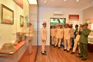 战士们聆听了许多关于胡志明主席的感人故事。