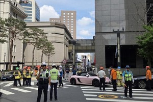 警察和消防人员紧急待命。