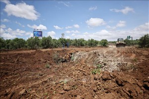 以色列特拉维夫本•古里安国际机场附近发生一起导弹袭击事件现场。