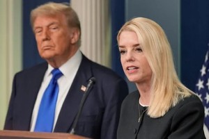 美国总统特朗普和司法部长帕姆•邦迪。