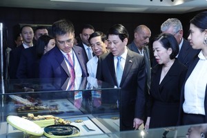 越南国家主席梁强和夫人参观埃及贾迈勒•阿卜杜勒•纳赛尔博物馆。