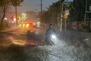8月5日晚，苏玉云街水淹高至辆摩托车一半。 