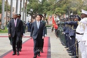 安哥拉总统若昂•曼努埃尔•贡萨尔维斯•洛伦索与越南国家主席梁强进行检阅仪仗队。