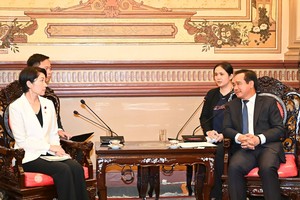 市人委会主席阮文得会见日本众议员、日越友好议员联盟主席小渕优子。