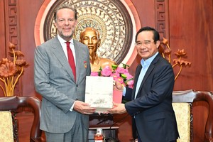 胡志明市人委会主席阮文得向荷兰驻胡志明市总领事丹尼尔‧史托克赠送纪念品。