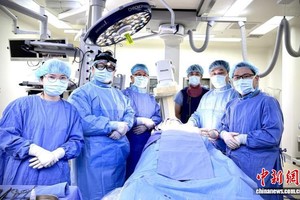 专家团队为患者完成经颈动脉逆流保护术。