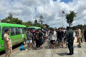 柬埔寨移交的 72 名越南公民。