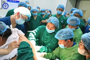 医生们正在为 D 产妇进行麻醉以进行剖腹产手术。