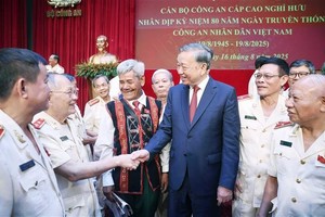 苏林总书记在河内与公安机关退休高级干部会面。