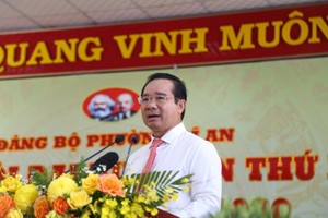 胡志明市人委会主席阮文得在大会上发表指导性讲话。