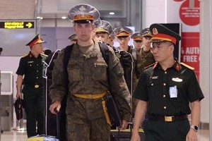  俄罗斯军人离开内牌T2航站楼。