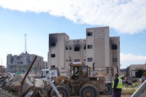 开发署团队与该署分包商雇用的工人一起努力清除纳赛尔医疗中心附近的瓦砾和碎片，以确保改善进入该设施及其周边地区的通道。