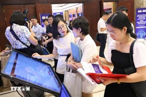 与会代表参加一个有关数字化转型的论坛。