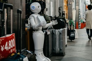 日本京都一家购物中心内，一台能够执行人类指定任务的机器人静静矗立。