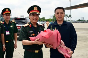  参加越南国庆“九•二”阅兵式的中国代表团抵达越南