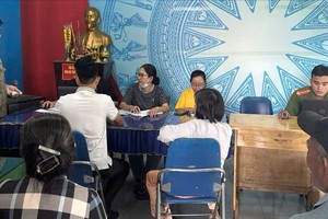 苡安坊居民正在直接领取礼金。