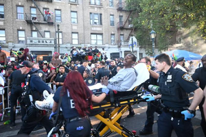 当地时间9月1日，西印度群岛美国日游行期间，一名男子腿部中枪。