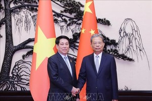 越南国家主席梁强与中国全国人大常委会委员长赵乐际。