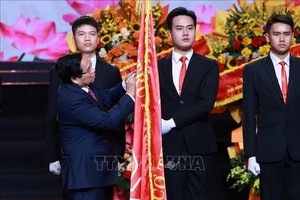 范明政总理代表党和国家向《越南之声》授予胡志明勋章（第三次）。