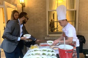 代表们在活动上品尝越南牛肉粉。