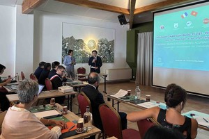 越南针灸学会常务副主席陈文清发表讲话。