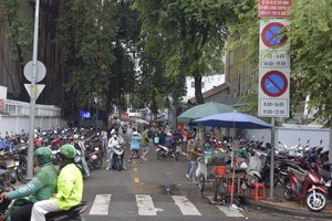  停车场与街边摊包围市医药大学医院。