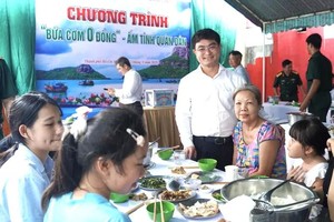 崑崙岛特区党委书记黎英秀与民众亲切交谈。