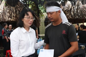 胡志明市人委会副主席陈氏妙翠慰问、鼓励罹难者家属。