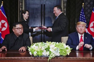 美国总统唐纳德·特朗普（右）与朝鲜领导人金正恩於2018年在新加坡举行的峰会合影。