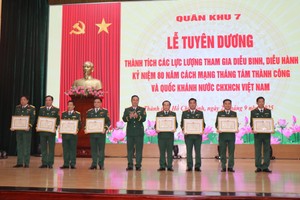  第七军区的多个集体和个人获得国防部颁发的奖状。