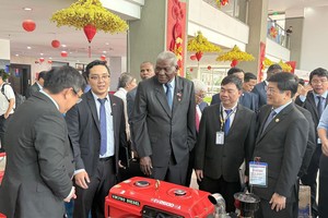 古巴全国人民政权代表大会主席走访胡志明市技术师范大学。