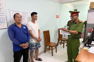 胡志明市公安逮捕两名生产假冒知名品牌桶装饮用水的人。