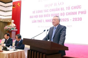 越南政府常务副总理阮和平发表讲话。