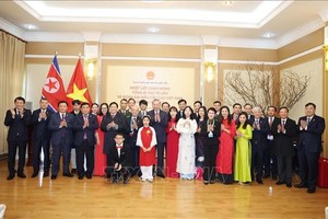 党中央总书记苏林一行与越南驻朝鲜大使馆工作人员合影。