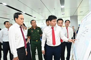 胡志明市市委书记陈留光与代表团一同参观地铁1号线。