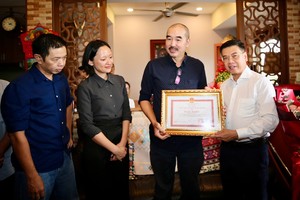 胡志明市人委会副主席阮文勇向裴硕专导演颁发奖状。