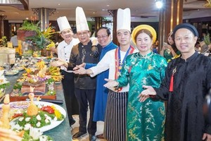 通过2024年在岘港富丽华度假区（Furama Resort）举办的 “探索越南美食文化之旅”弘扬越南饮食文化。