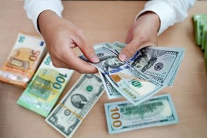 美元汇率出现逆转走势。